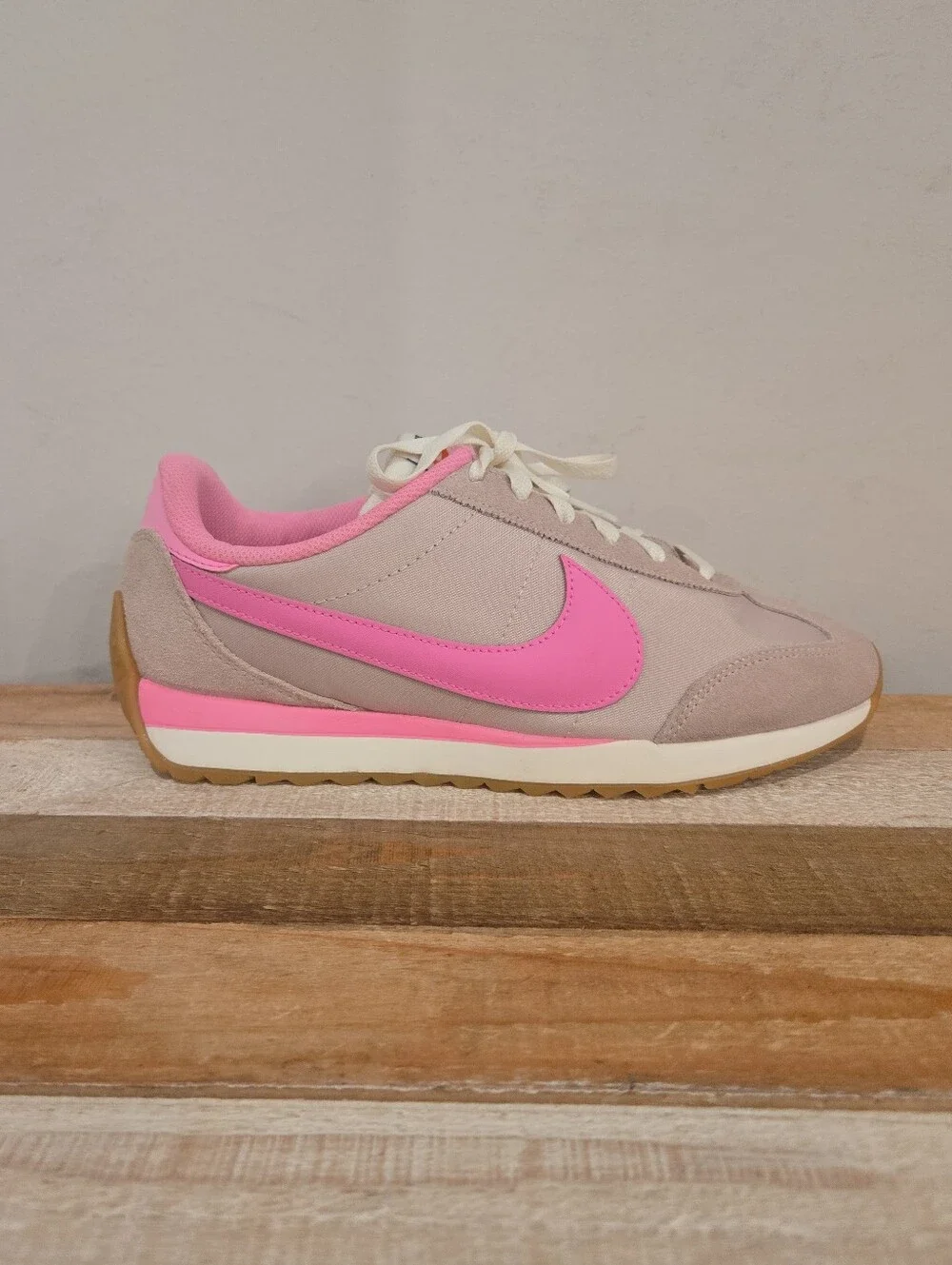 Nike Pacific Women Size 9 Silt Red Pink Spell Gum Athletic Running Sneaker